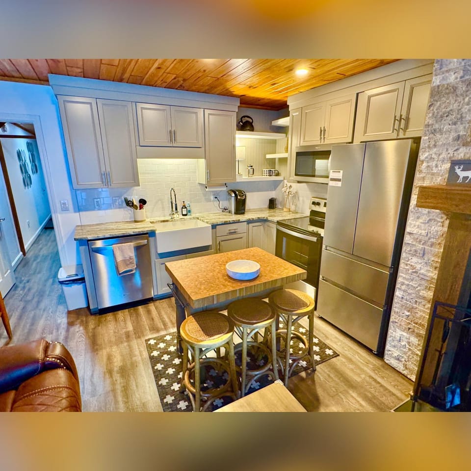 The Sugar Suite - Renovated with a View! Ski IN-OUT! Heated POOL, Hot tub, sauna, gym, AC, EV, adjustable bed Apartment hotel in Sugar Mountain