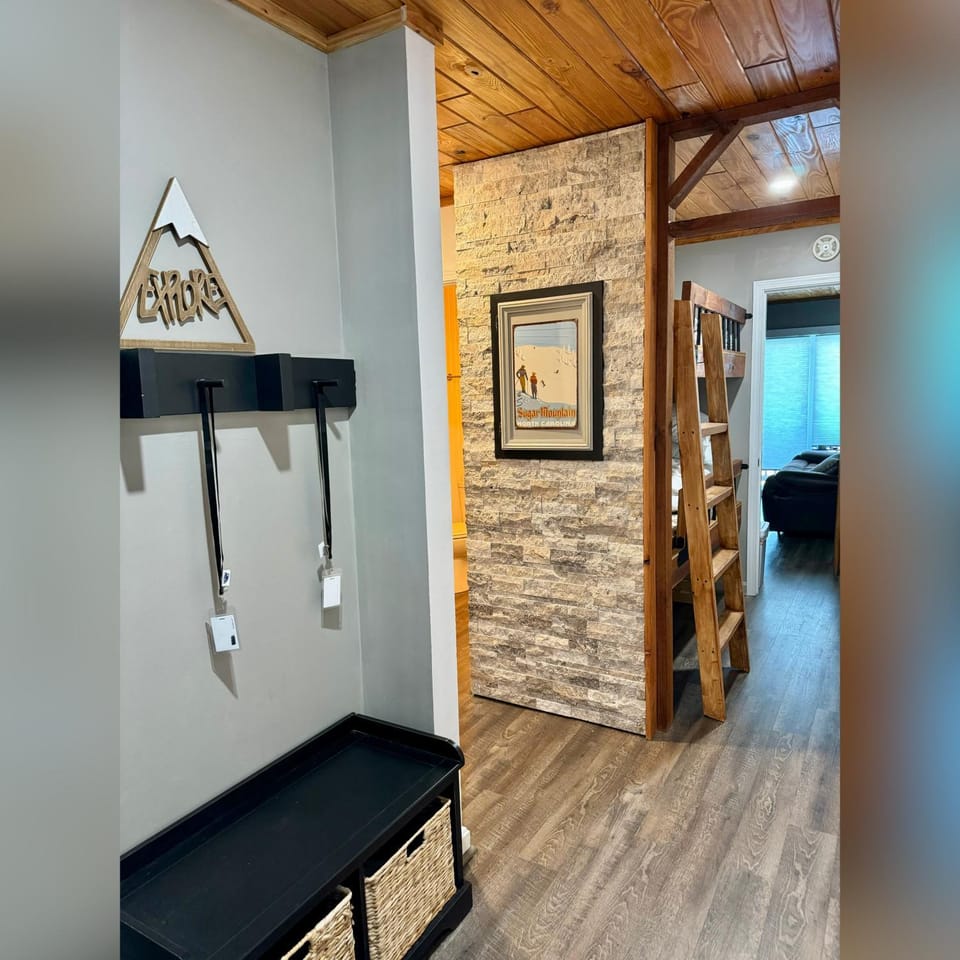 The Sugar Suite - Renovated with a View! Ski IN-OUT! Heated POOL, Hot tub, sauna, gym, AC, EV, adjustable bed Apartment hotel in Sugar Mountain