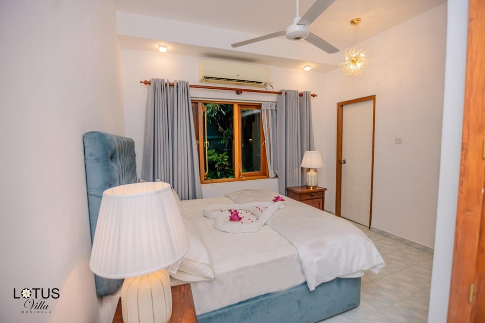 Bed, Photo of the whole room, Bedroom, towels, air conditioner