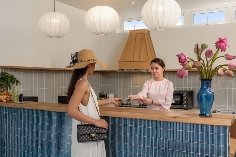 Staff, People, Lobby or reception, Lobby or reception, Decorative detail, group of guests