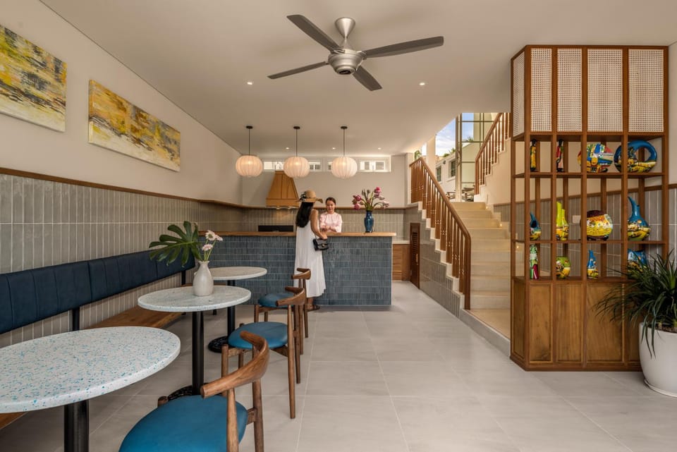 People, Lobby or reception, Decorative detail, Seating area