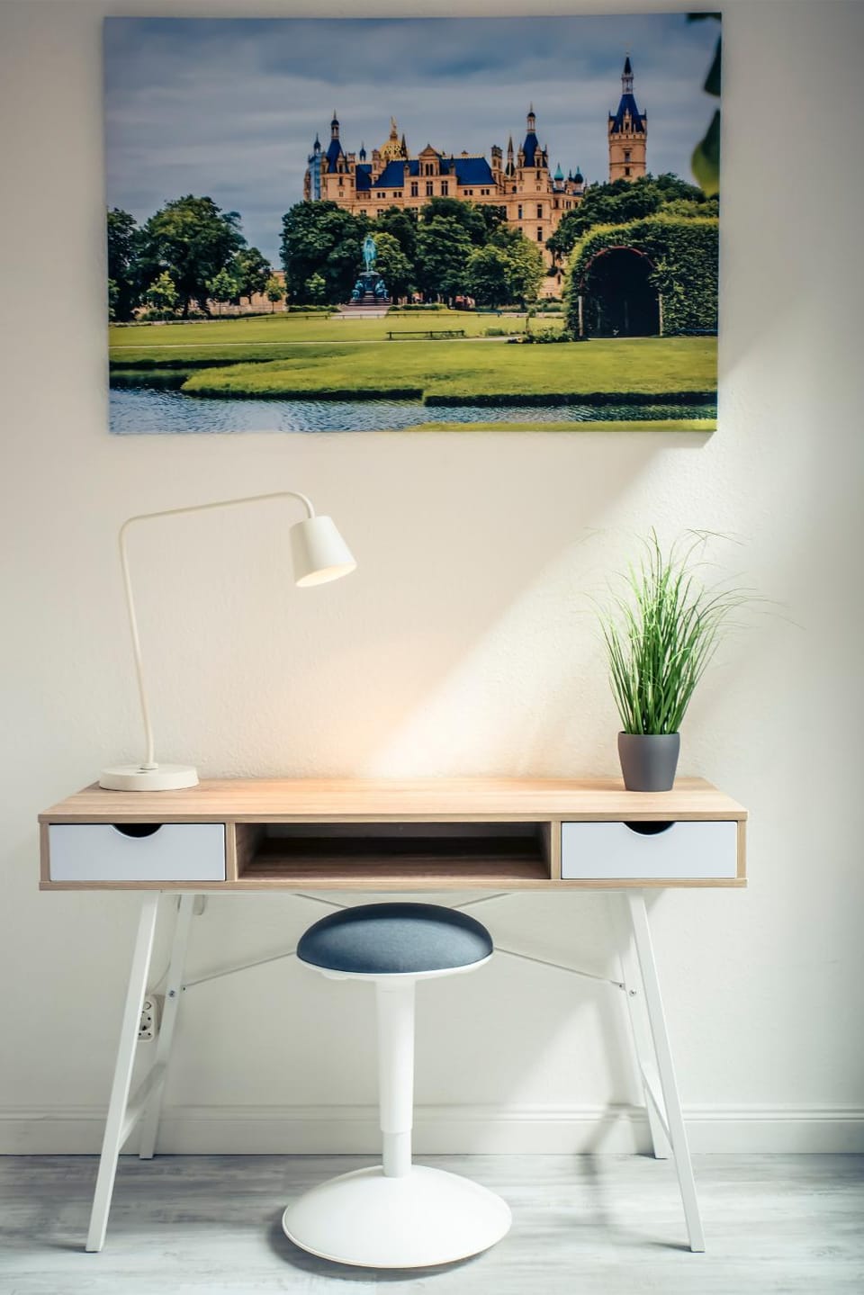 Photo of the whole room, Decorative detail, Seating area