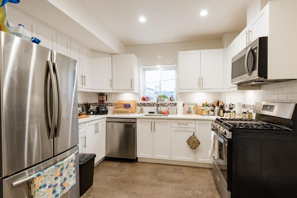Coffee/tea facilities, Kitchen or kitchenette, Kitchen or kitchenette, dishwasher