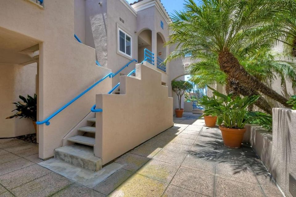 Nomad's Oceanfront Retreat 2B2B Condo House in Oceanside