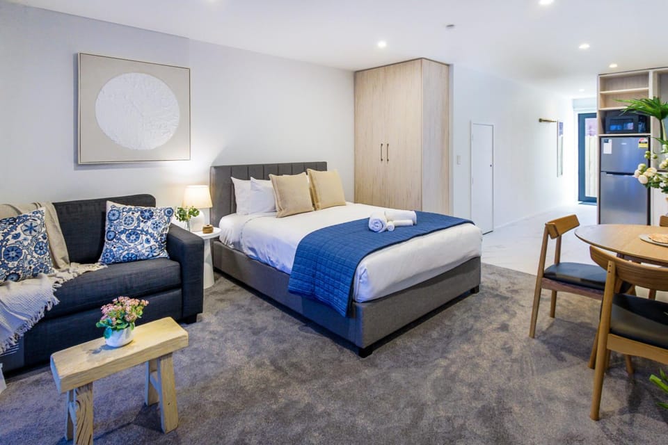 Bed, Kitchen or kitchenette, Living room, Photo of the whole room, Seating area, Dining area, Bedroom, wardrobe