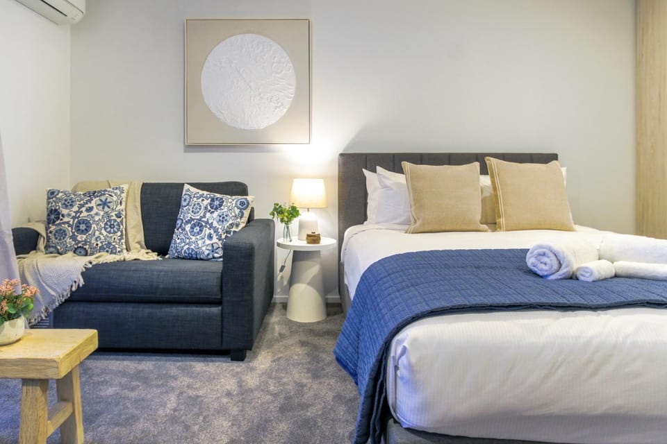 Bed, Living room, Seating area, Bedroom, towels, air conditioner