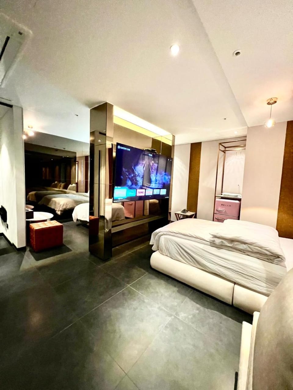 Bed, TV and multimedia, Bedroom