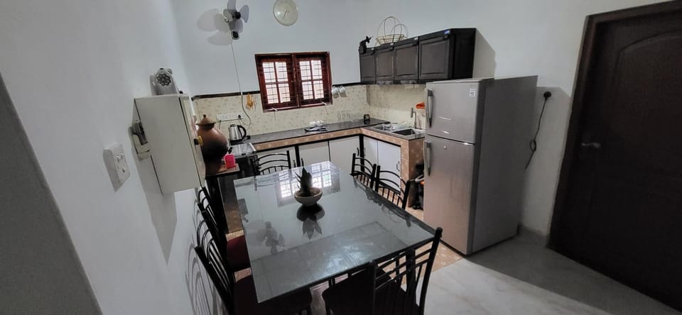Kitchen or kitchenette, Dining area, oven