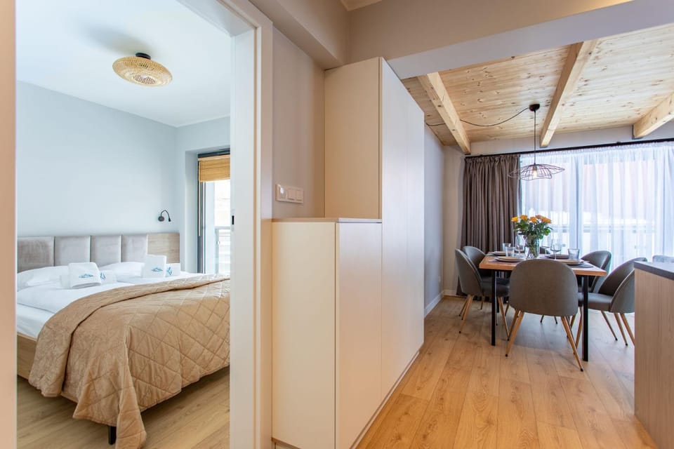 Bed, TV and multimedia, Living room, Seating area, Bedroom