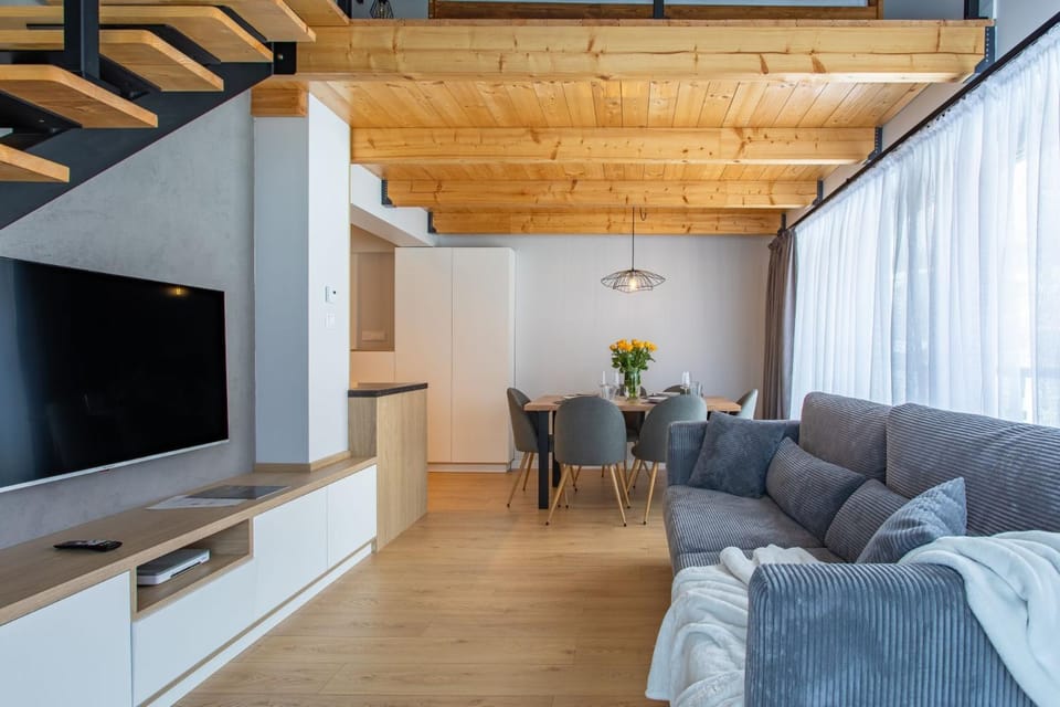 TV and multimedia, Living room, Evening entertainment