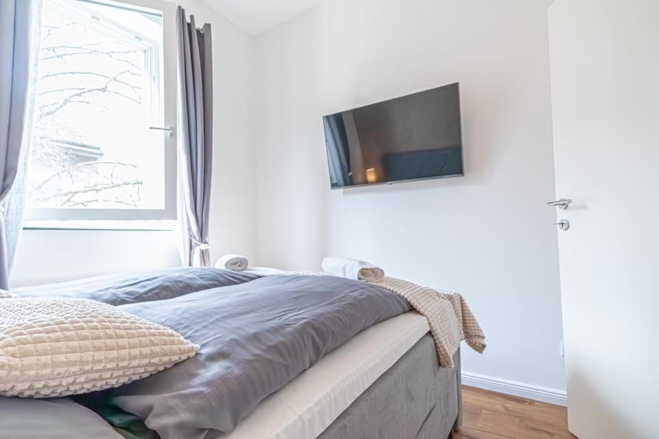 Bed, TV and multimedia, Bedroom