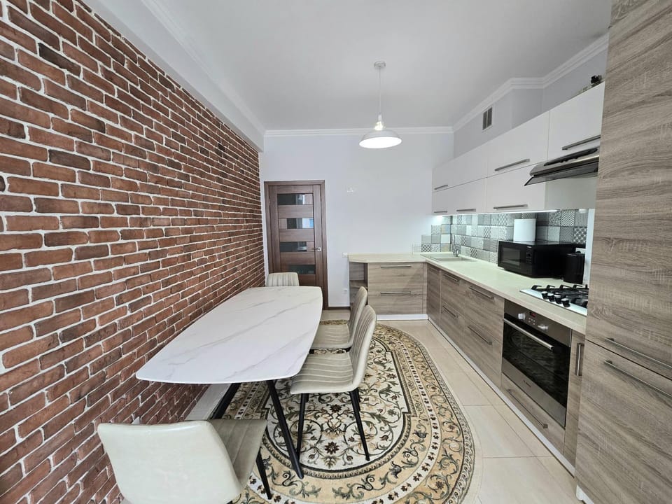 Kitchen or kitchenette, Dining area, oven, stove