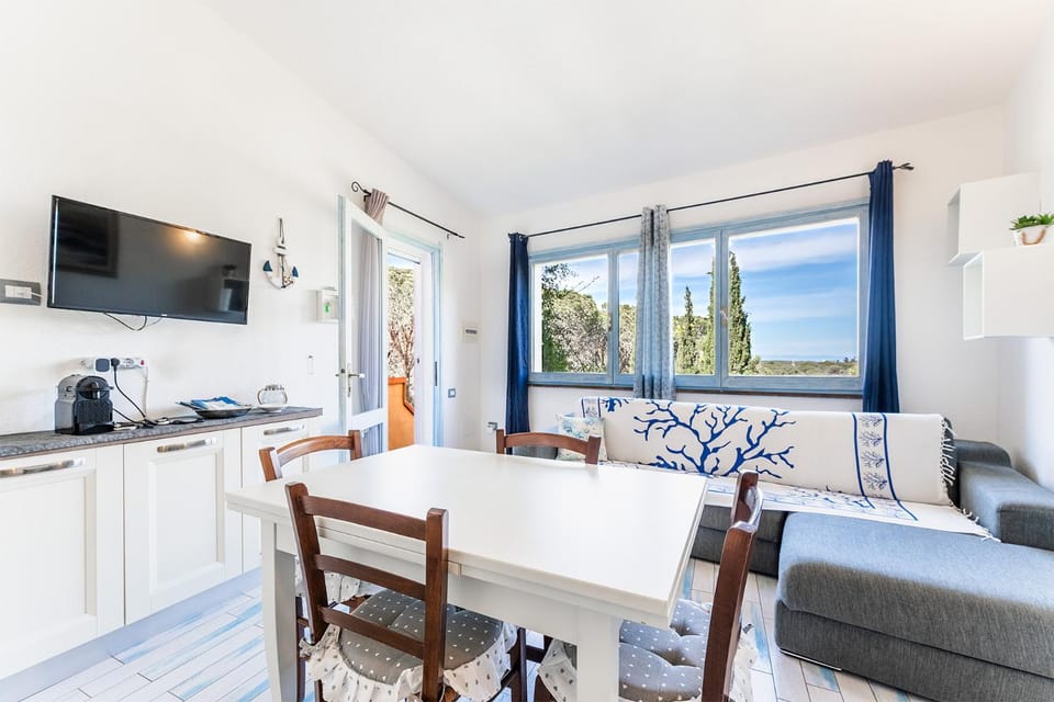 Natural landscape, TV and multimedia, Kitchen or kitchenette, Living room, Seating area, Dining area, oven, stove