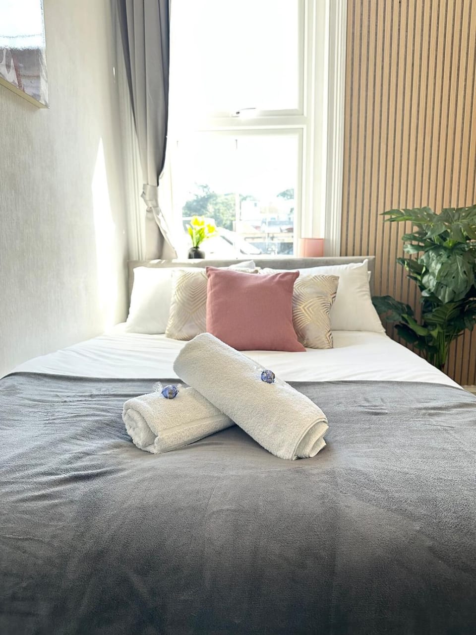 The Bournemouth Hideaway - Beautiful Central flat - 10 mins walk to beach - Free Parking -Brought to you by Coastline Retreats Apartment in Bournemouth