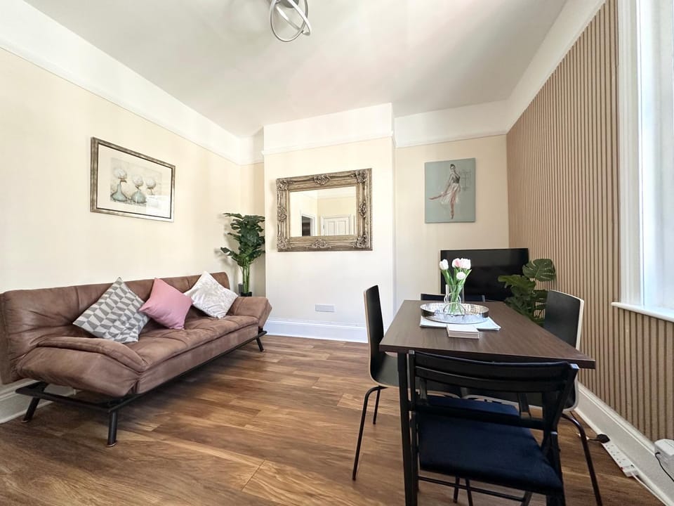 The Bournemouth Hideaway - Beautiful Central flat - 10 mins walk to beach - Free Parking -Brought to you by Coastline Retreats Apartment in Bournemouth