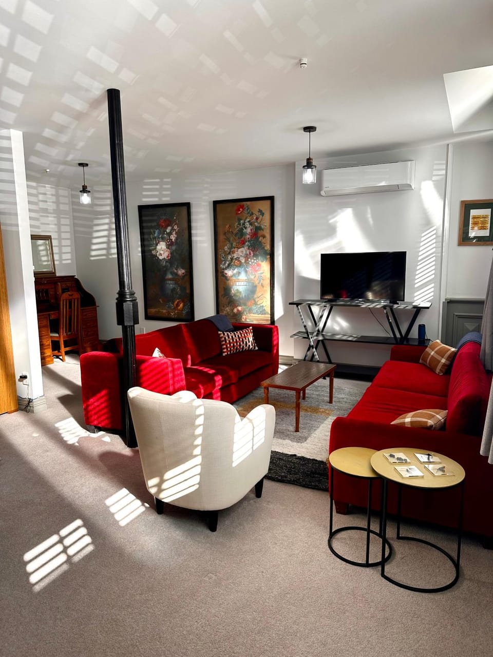 Communal lounge/ TV room, TV and multimedia, Living room, Seating area, Evening entertainment