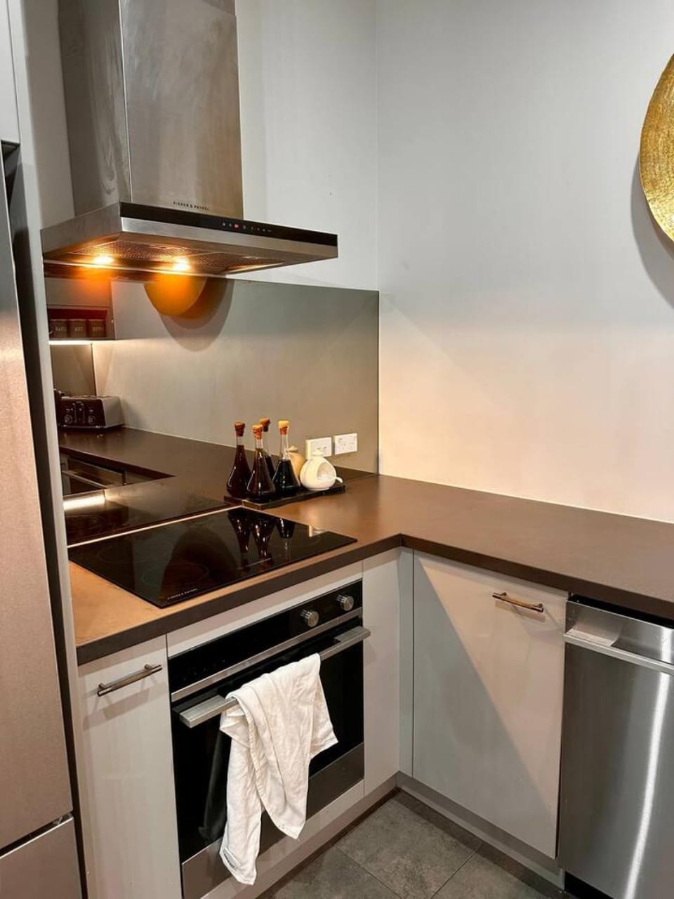 Stylish 2 bed, central city apartment & free park Apartment in Dunedin