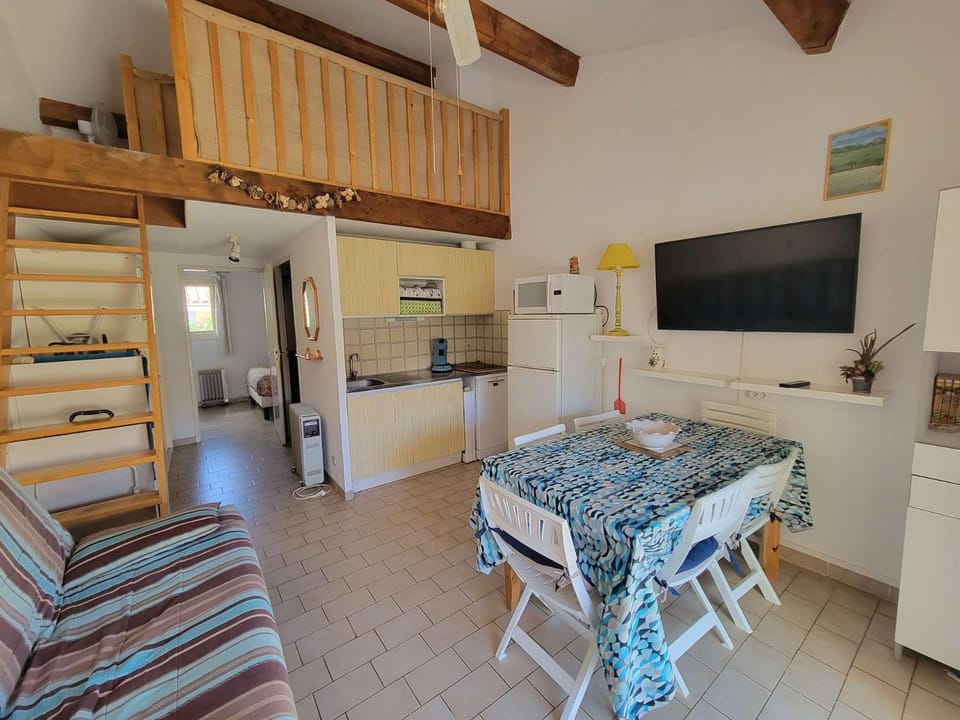 Kitchen or kitchenette, Living room, Dining area