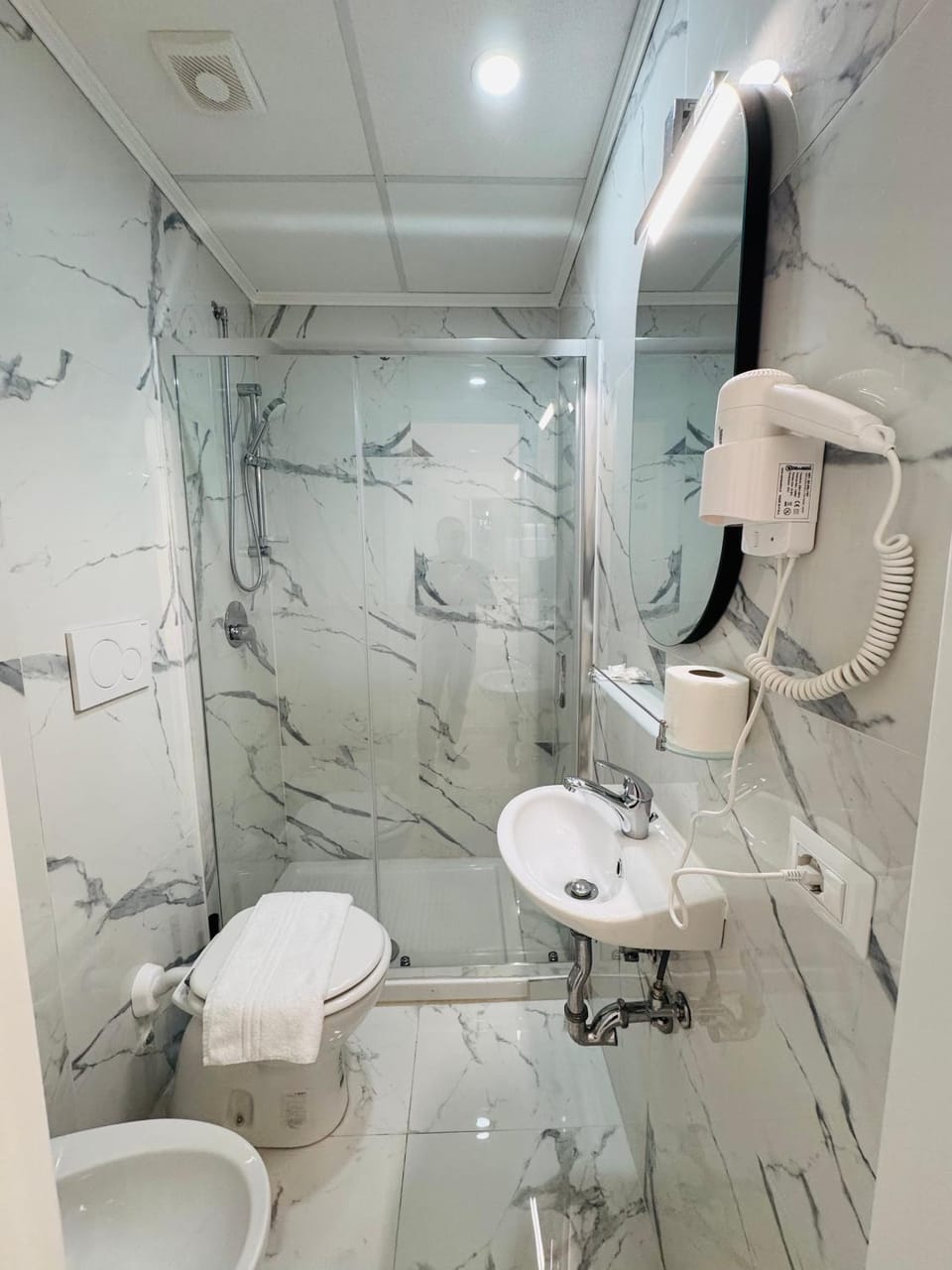 Shower, Toilet, Bathroom, towels
