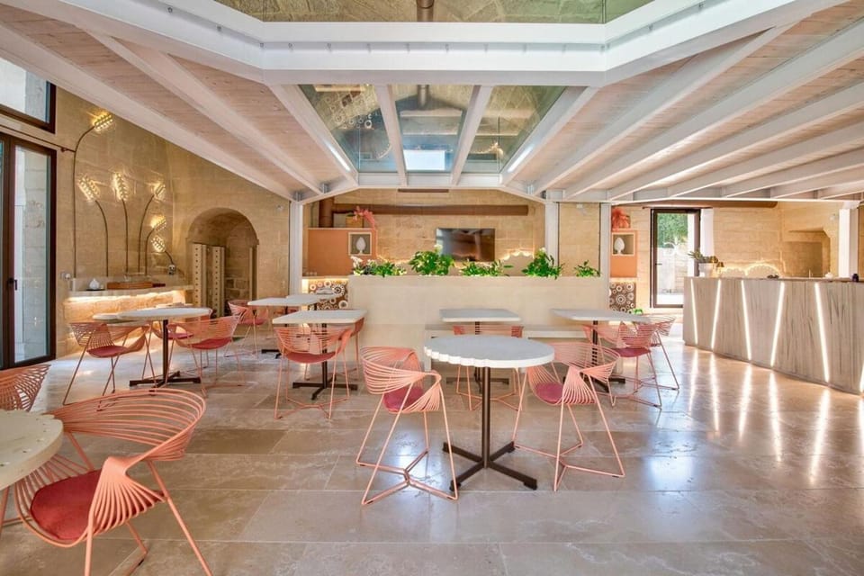 Restaurant/places to eat, Living room, Banquet/Function facilities, Seating area