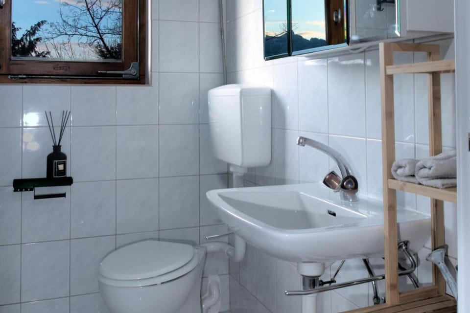 Toilet, Bathroom, Decorative detail, towels