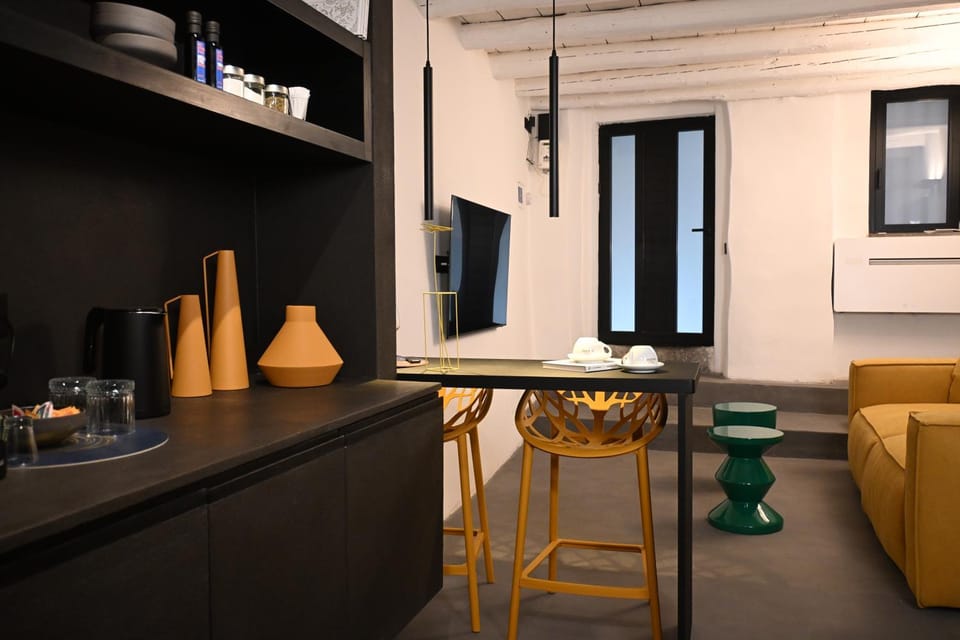 TV and multimedia, Kitchen or kitchenette, Living room, Seating area, Dining area