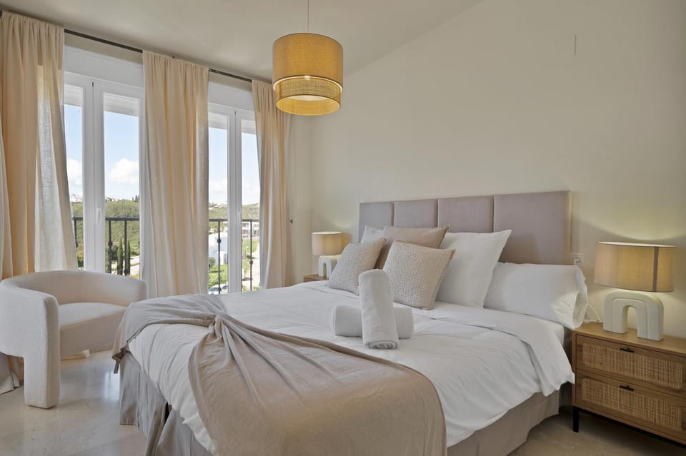 Bed, Living room, Photo of the whole room, Bedroom, towels