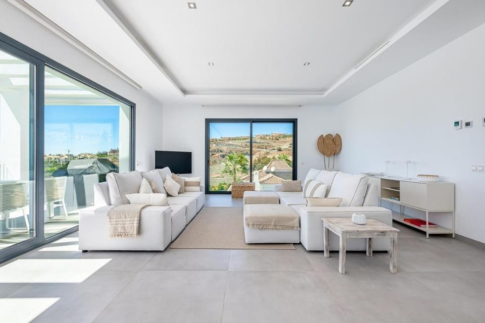 Luxury Holiday Villa with Heated Pool Open Sea Views Villa in Costa del Sol