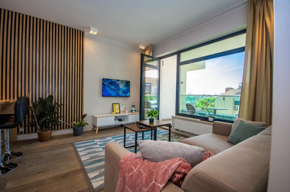 TV and multimedia, Living room, Seating area, Evening entertainment