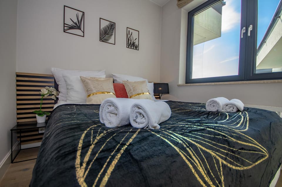 Bed, Bedroom, towels