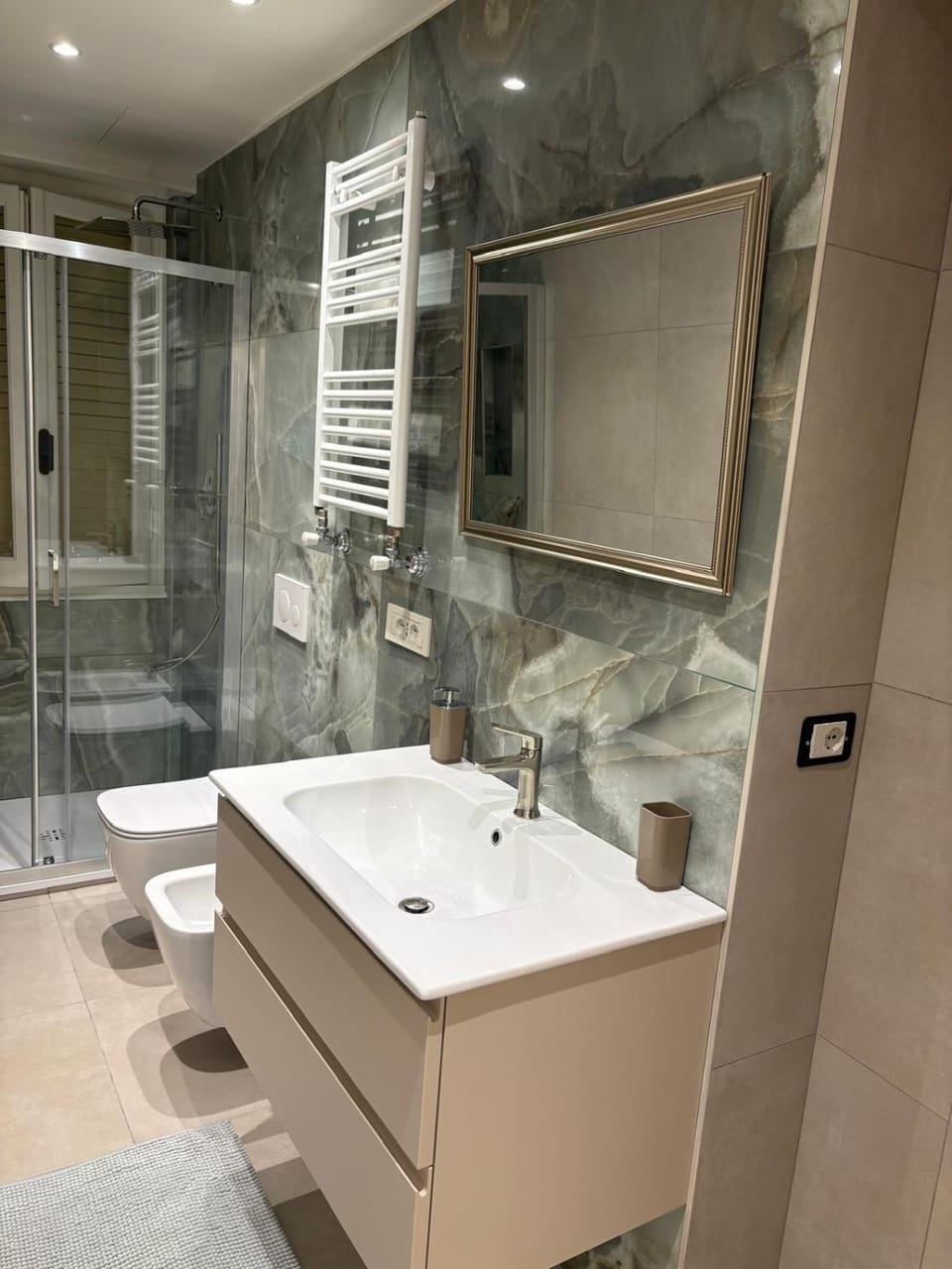 Shower, Toilet, Bathroom, towels