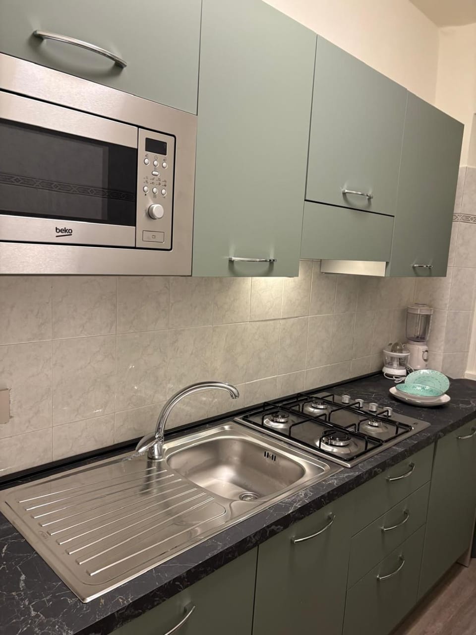 Kitchen or kitchenette, dishwasher, stove