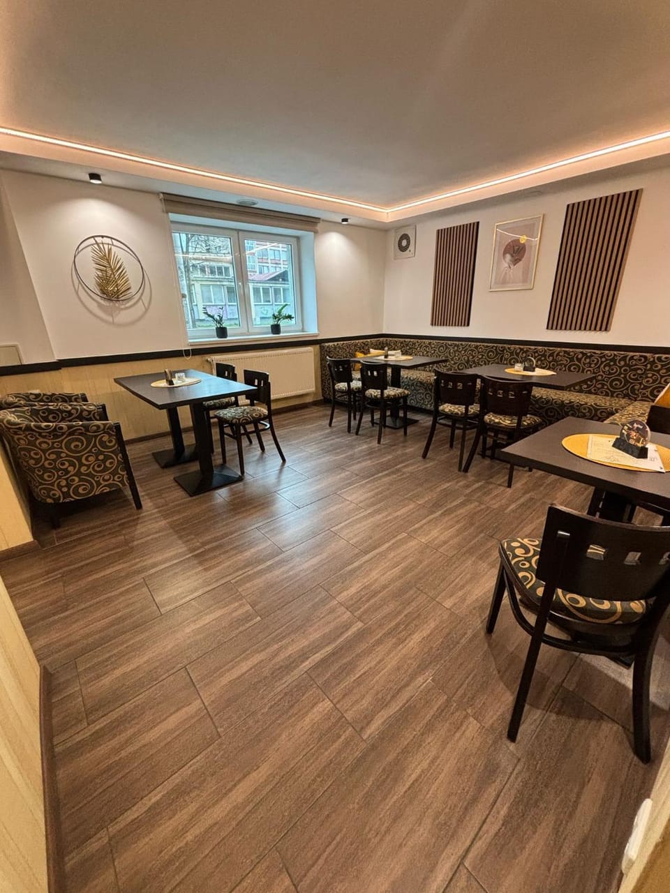 Restaurant/places to eat, Banquet/Function facilities, Seating area