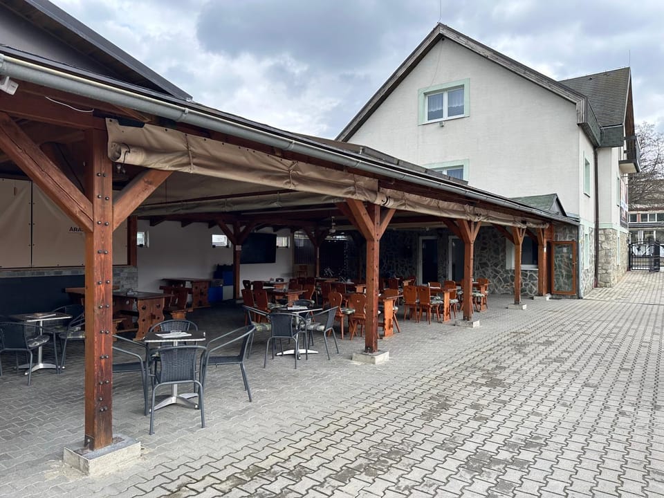 Property building, Patio, Restaurant/places to eat, Day, Banquet/Function facilities