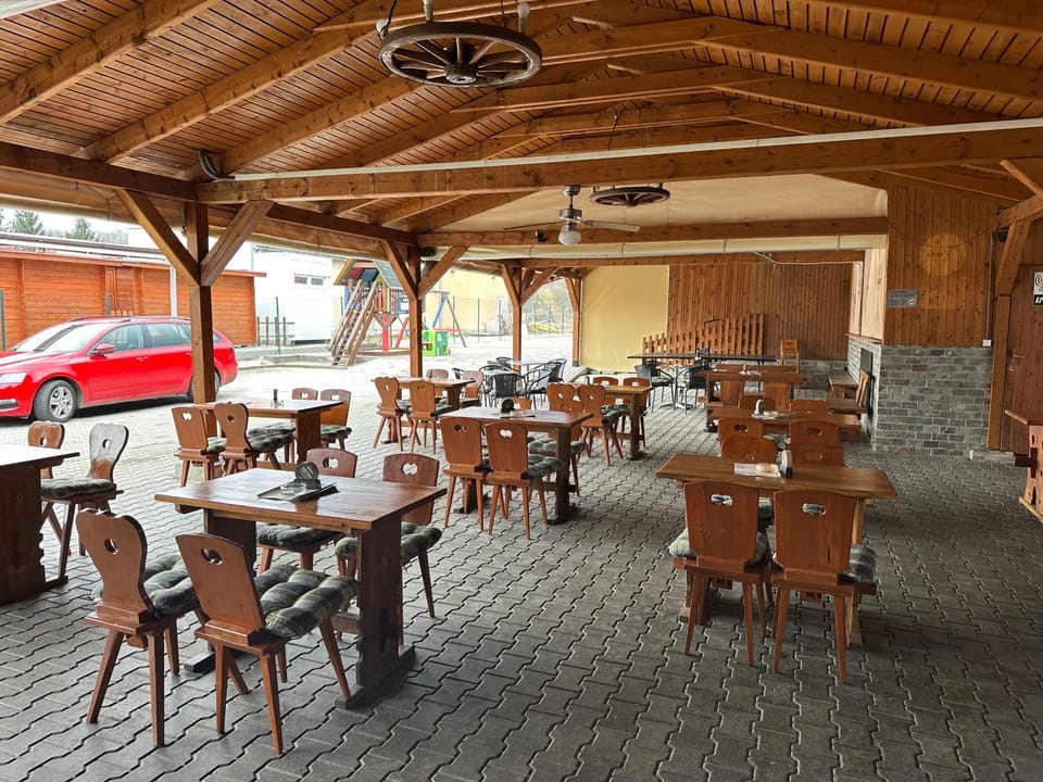 Restaurant/places to eat, Banquet/Function facilities, Seating area