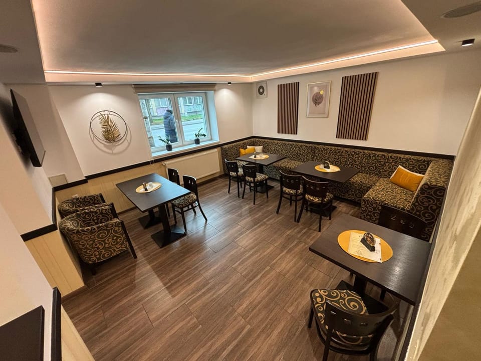 Restaurant/places to eat, TV and multimedia, Banquet/Function facilities, Seating area, Dining area
