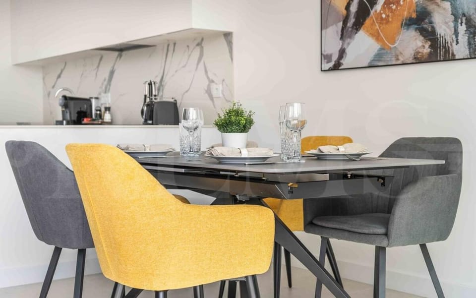 Coffee/tea facilities, Kitchen or kitchenette, Seating area, Dining area