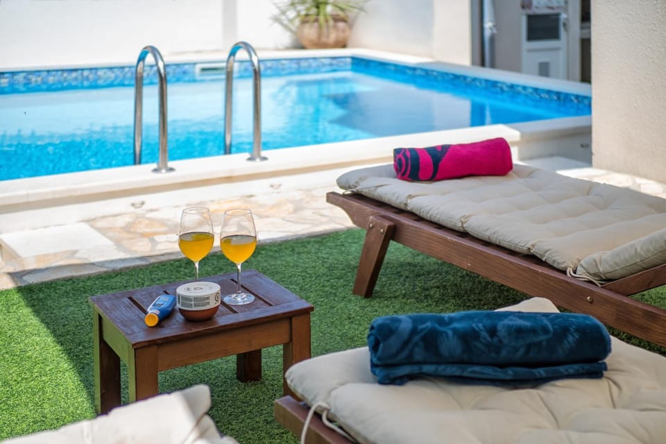 Patio, Day, Seating area, Pool view, Swimming pool, Drinks, sunbed, towels