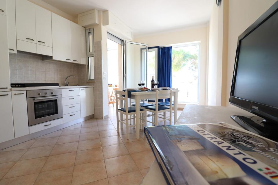 TV and multimedia, Kitchen or kitchenette, Dining area, oven, stove