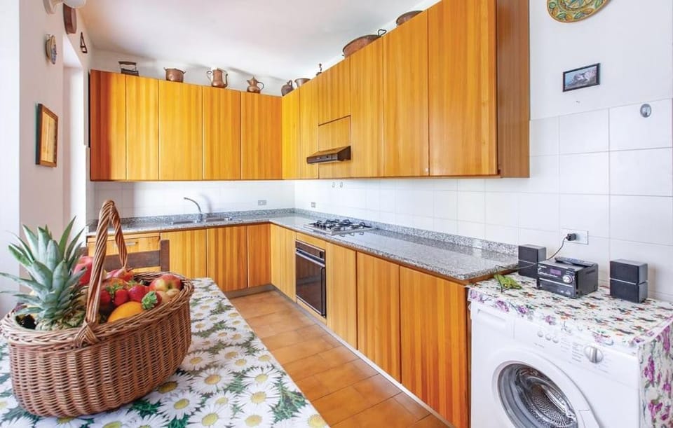 Kitchen or kitchenette, dishwasher, oven, washing machine