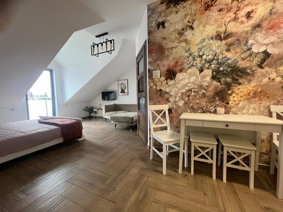 Bed, TV and multimedia, Living room, Photo of the whole room, Seating area, Dining area
