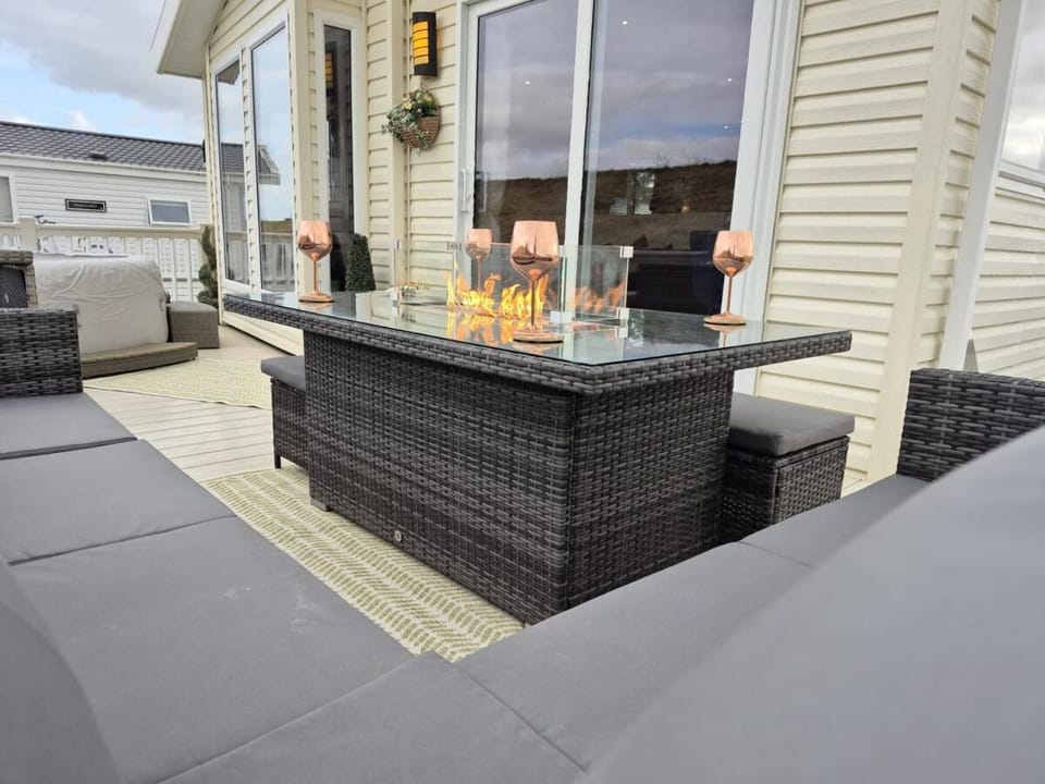 The Blue Lagoon 2 bedroom lodge with hot tub House in Tendring District