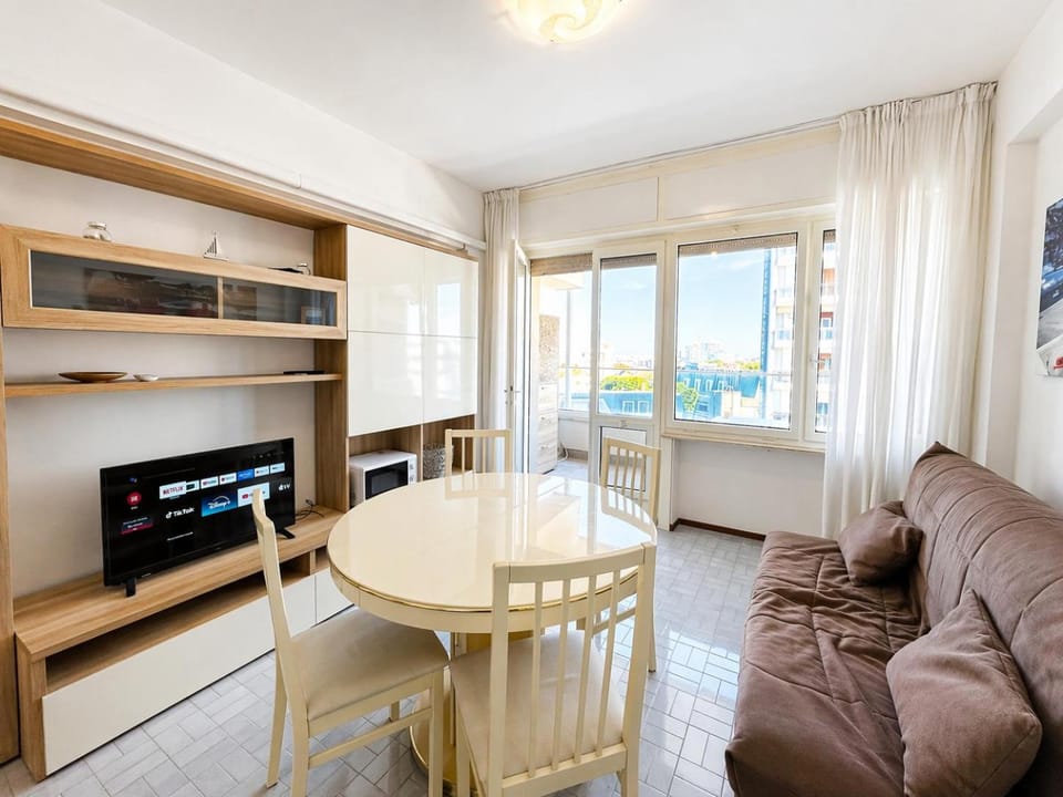 Communal lounge/ TV room, Balcony/Terrace