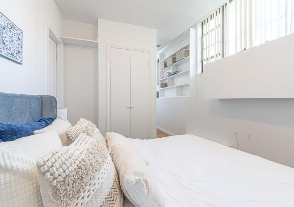 Amazing Furnished 1 BR Midtown West Apartment in Midtown