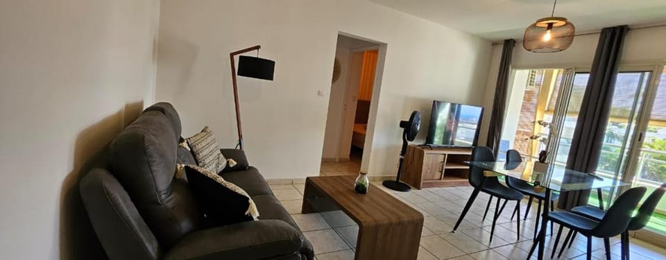 Communal lounge/ TV room, TV and multimedia, Living room, Seating area