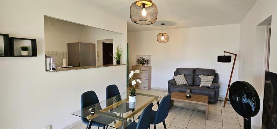 TV and multimedia, Living room, Seating area, Dining area