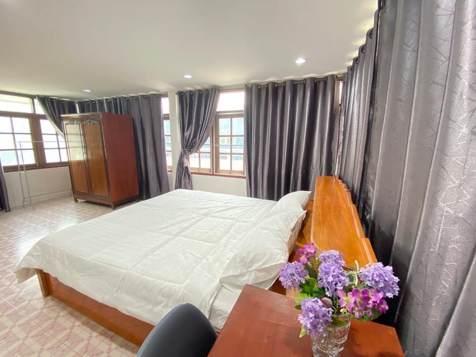 Bed, Photo of the whole room, Seating area, Bedroom, wardrobe
