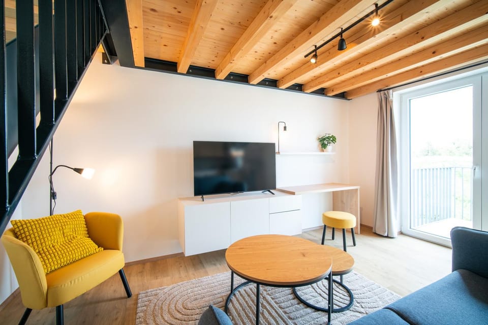 Communal lounge/ TV room, TV and multimedia, Living room, Seating area, Evening entertainment