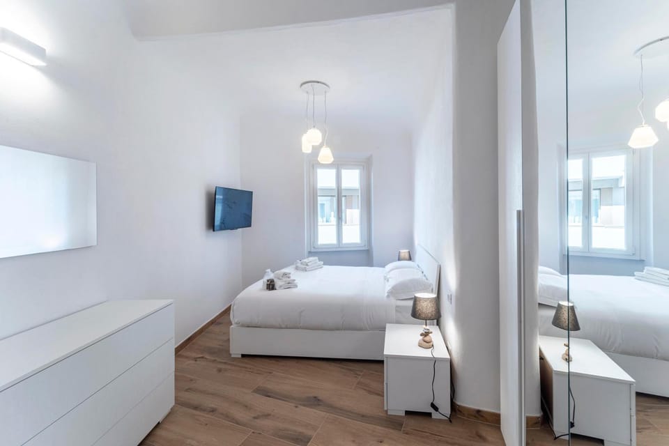 Bed, TV and multimedia, Photo of the whole room, Bedroom, towels