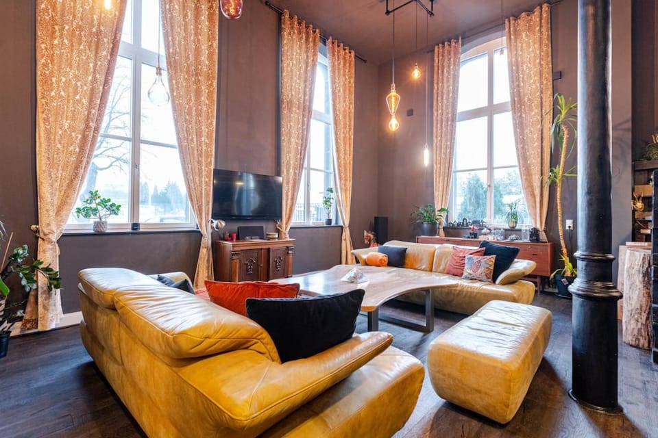 Communal lounge/ TV room, TV and multimedia, Living room, Seating area, Evening entertainment
